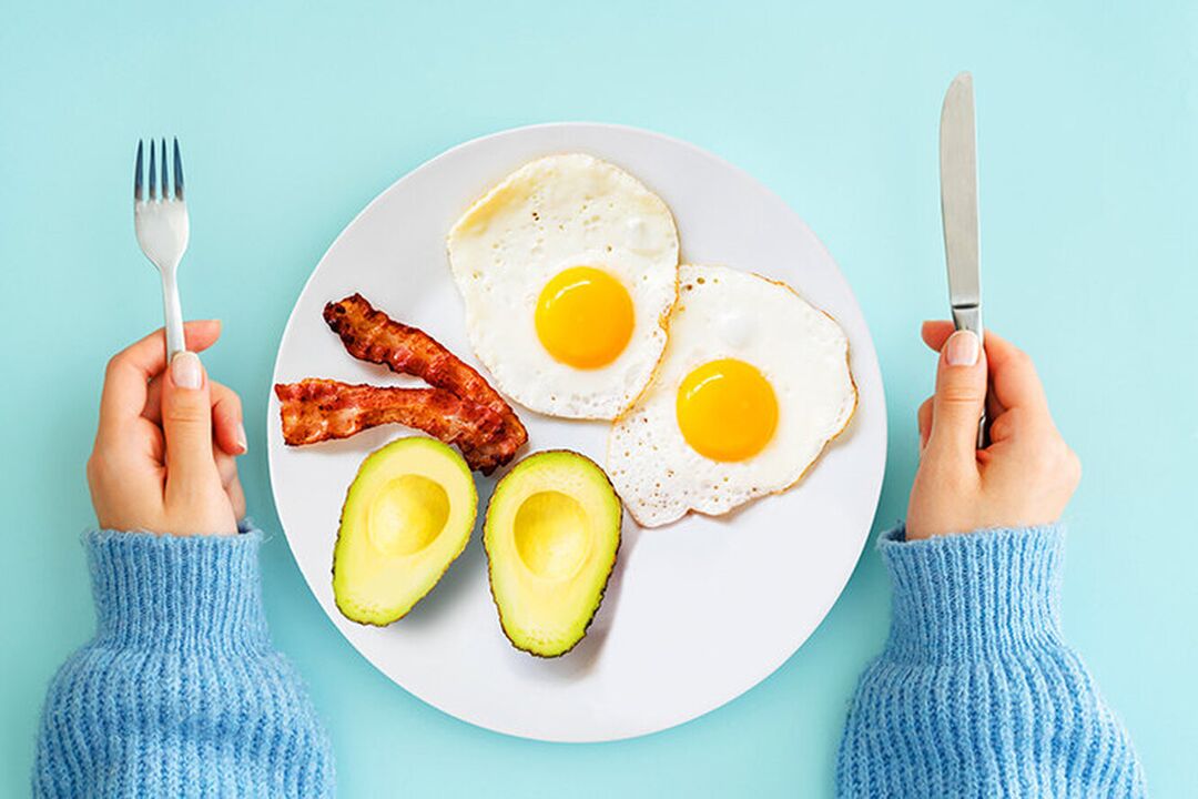 Puikūs pusryčiai keto dietos meniu – kiaušiniai su šonine ir avokadu