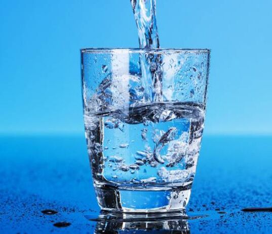 Vandens gėrimas yra pagrindinė taisyklė norint numesti svorio per savaitę
